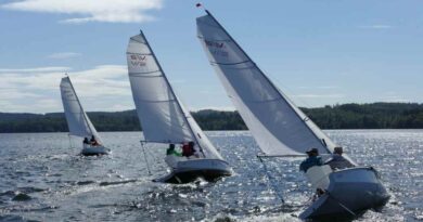 Regattasegeln auf dem Möhnesee – dank speziellen Booten ist das auch für Menschen mit Behinderung möglich. Foto: Yachtclub Möhnesee