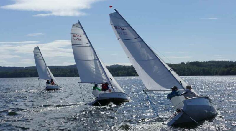 Regattasegeln auf dem Möhnesee – dank speziellen Booten ist das auch für Menschen mit Behinderung möglich. Foto: Yachtclub Möhnesee