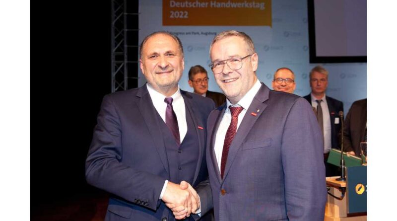 Hans Peter Wollseifer (links) gratulierte seinem Nachfolger Jörg Dittrich zur Wahl als Präsident des Zentralverbandes des Deutschen Handwerks (ZDH).