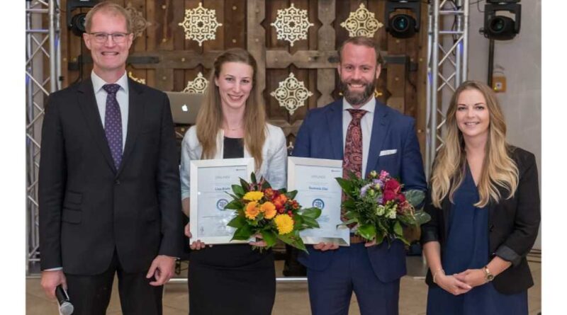 Stark für die Phlebologie: Lisa Kiehl und Dominik Eibl (Mitte) erhielten den mit jeweils 5.000 Euro dotierten Bauerfeind-Doktorandenpreis 2022. Es gratulierten DGP-Präsident Prof. Dr. Markus Stücker und Michelle Schaub von Bauerfeind zur Auszeichnung.