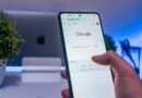Das Smartphone ist ständiger Begleiter vieler Menschen, die sich immer häufiger vor einem Arzttermin online über ihre Symptome informieren, wie eine Bitkom-Umfrage ergab.
