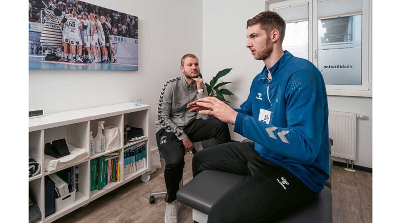 Markus Engelmann (links), leitender Physiotherapeut beim THW Kiel, kümmerte sich darum, dass Nationalspieler Hendrik Pekeler nach seiner Verletzung wieder auf das Spielfeld zurückkehren konnte.