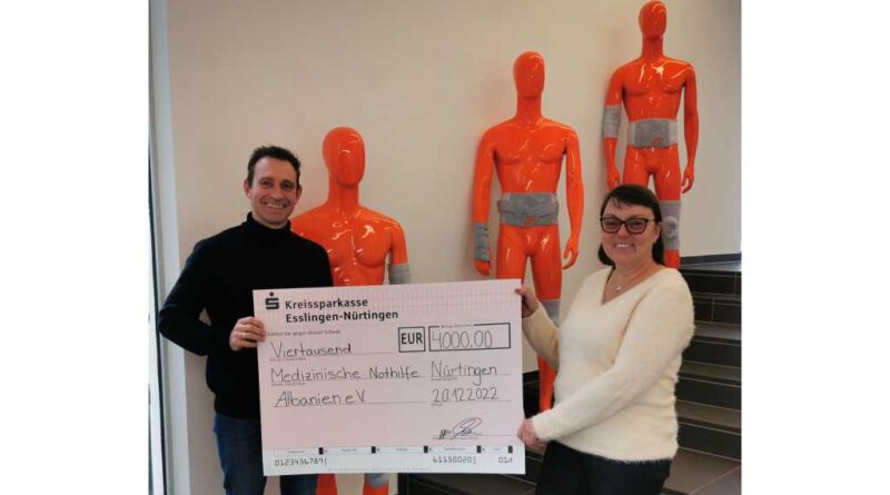 Torsten Schweizer, Leiter Marketing bei Sporlastic, übergab den Spendenscheck an Claudia Wollandt von der Medizinischen Nothilfe Albanien.