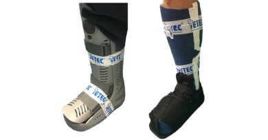 Die Hilfsmittel werden mit einem Klebeband mit Signatur, einem Kabelbinder oder einer Castbinde verschlossen.