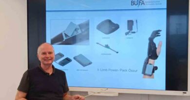 Zwei neue Smartboards, zur Verfügung gestellt vom Hilfsmittelhersteller Össur, wurden der Bundesfachschule für Orthopädie-Technik gespendet.