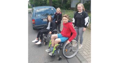 Mit Rollstühlen geht es für die Teilnehmer:innen des Girls’Day und Boys’Day beim Heidelberger Gesundheitsunternehmen Adviva zum nahegelegenen Supermarkt.