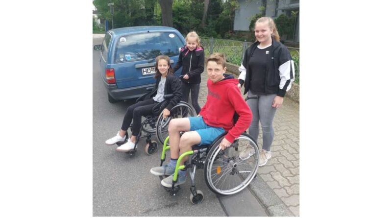 Mit Rollstühlen geht es für die Teilnehmer:innen des Girls’Day und Boys’Day beim Heidelberger Gesundheitsunternehmen Adviva zum nahegelegenen Supermarkt.