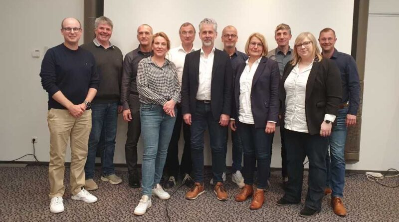Zur zweiten Sitzung kamen die Mitglieder des Programmkomitees der OTWorld 2024 um die beiden Kongresspräsidenten Prof. Dr. med. Thomas Wirth (5. v. l.) und Dipl.-Ing (FH) Ingo Pfefferkorn (5. v. r.) in Kassel zusammen.