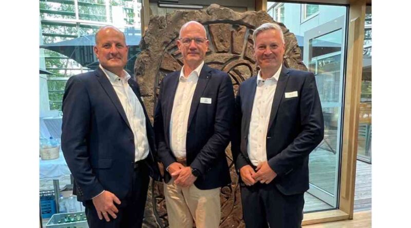 Össurs EMEA-Chef Dr. Axel Schulz (l.) und Deutschland-Geschäftsführer Thomas Gast (r.) begrüßten unter anderem den BIV-OT-Präsidenten Alf Reuter in Berlin.