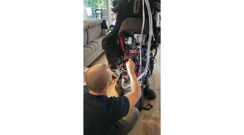 Herausforderung: Die Inte­gration des Roboterarms in die Rollstuhlelektronik erfordert Erfahrung und etwas Geduld.