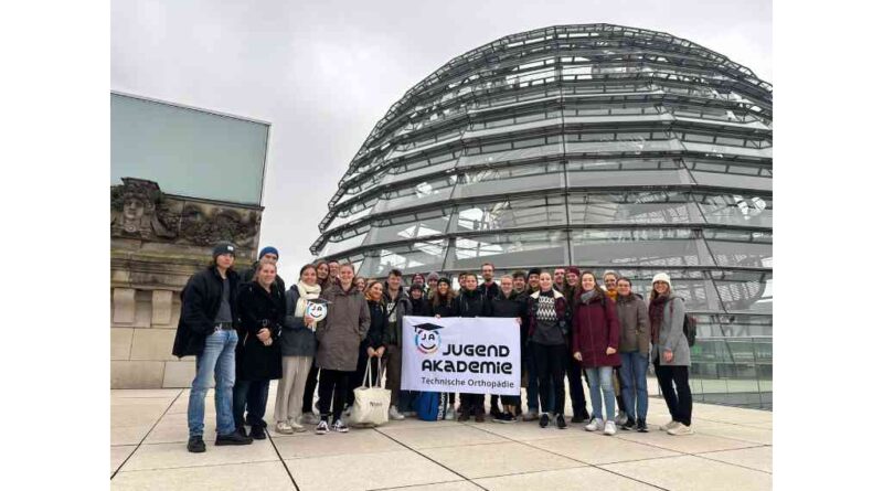 Die Teilnehmer:innen der Jugend.Akadmie TO besichtigten im Rahmen ihrer Berlinreise unter anderem auch das Reichstagsgebäude.
