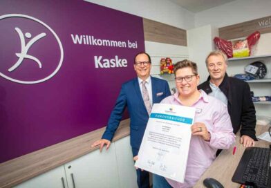 Thomas Hölker (links) und Jürgen Sautmann gratulierten Melanie Kaske zum Betriebsjubiläum.