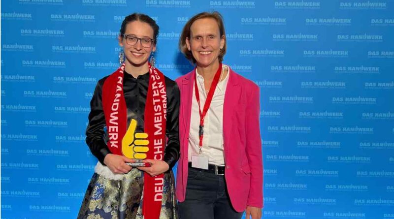 Petra Menkel (rechts), Mitglied des Vorstandes des Bundesinnungs­verbandes für Orthopädie-Technik (BIV-OT) beglückwünschte Annabelle Mißfeldt zum Bundessieg.