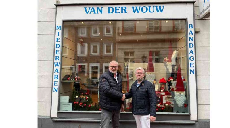Ab dem 1. Januar 2024 gehört die Sanitätshaus van der Wouw GmbH um Inhaber und Geschäftsführer Georg Winkes (rechts) zur VitalCentrum Hodey KG aus Kamp-Lintfort. Frank Hodey geschäftsführender Gesellschafter, freut sich auf die Zusammenarbeit mit dem Team.