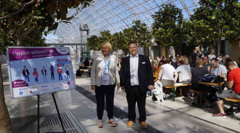 Antje Feldmann, Projektleiterin der Confairmed GmbH, und Lars Grun bei der Eröffnung der Jugend.Akademie TO im Rahmen der OTWorld 2022.