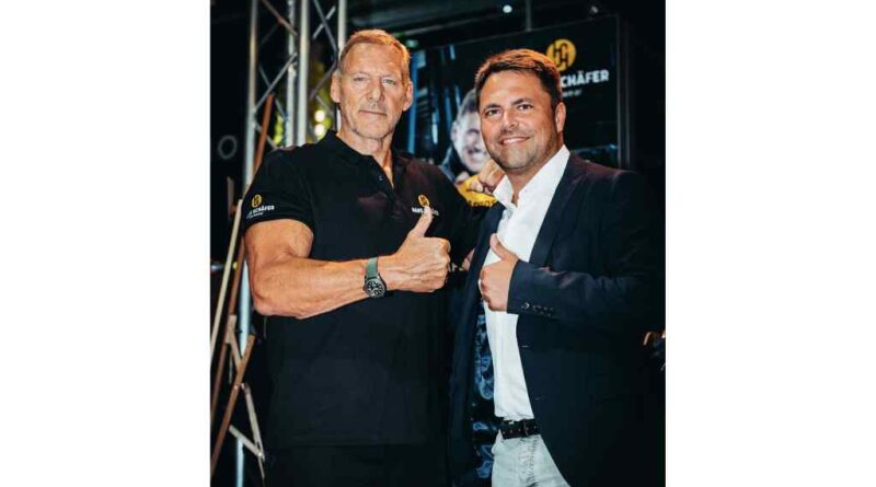 Hollywoodstar Ralf Moeller (links) mit Andreas Grewe, Geschäfts­führer Hans-Schäfer-Workwear.