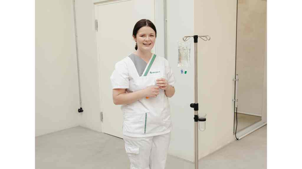 Lena Beister übt dank Neurostimulation nach einem Schlaganfall wieder ihren Beruf als Krankenschwester aus. Foto: Ottobock