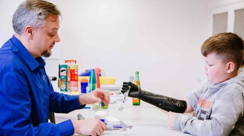 Eine Armprothese aus dem 3D-Drucker hilft dem kleinen Niklas (links). Sebastian Hannen hat die Versorgung für den Jungen gefunden.