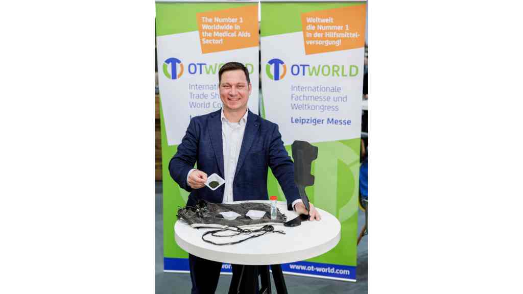 Prof. Thomas Brück stellte auf der OTWorld die erste Orthese aus grünem Carbon vor. Foto: BIV-OT/Schlüter