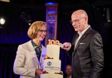 Petra Menkel, Alf Reuter und weitere Gäste feierten 2023 in Berlin die 100-jährige Verbandsgeschichte.