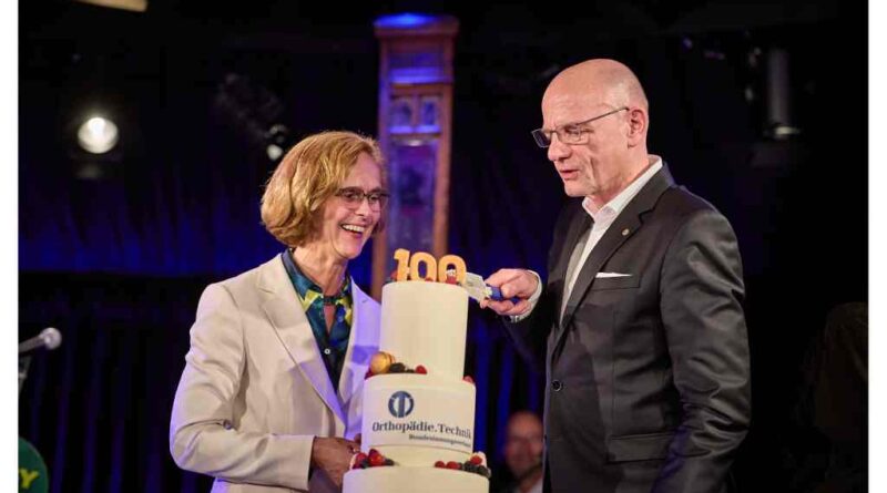 Petra Menkel, Alf Reuter und weitere Gäste feierten 2023 in Berlin die 100-jährige Verbandsgeschichte.