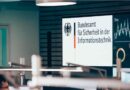 Das Bundesamt für Sicherheit in der Informationstechnik kann künftig Unternehmen, die sich nicht an die Cybersicherheitsvorgaben halten, mit empfindlichen Strafen belegen.