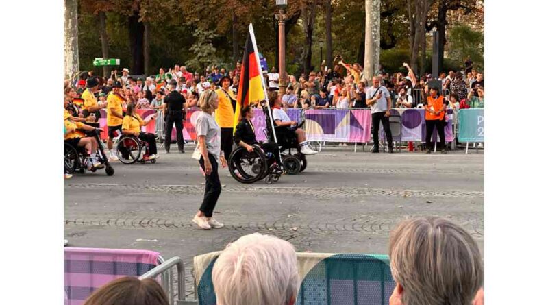 Eröffnung der Paralympics 2024 in Paris: Die Sportler:innen zogen unter großem Beifall über die Champs-Ély­sées.