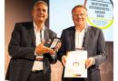 Mark Jalaß (links) und Dr. Klemens Schulz nahmen den Award in Berlin entgegen.