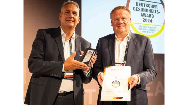 Mark Jalaß (links) und Dr. Klemens Schulz nahmen den Award in Berlin entgegen.