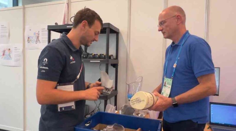 Julian Napp (links) tauscht sich mit Alf Reuter, Präsident des Bundesinnungsverbandes für Orthopädie-Technik, in der Werkstatt in Paris fachlich aus.