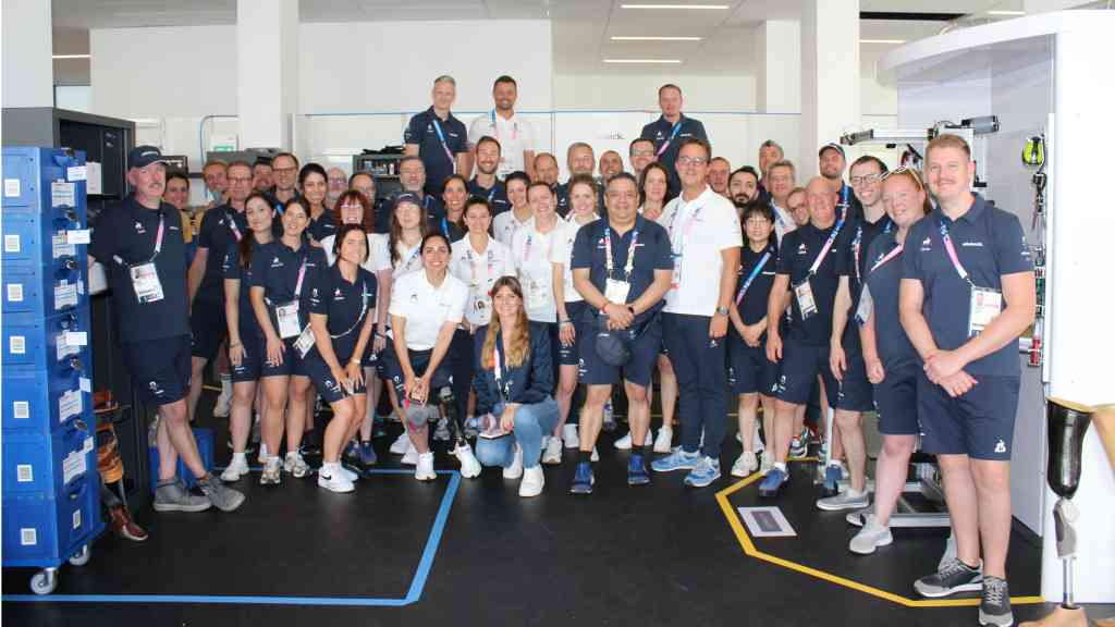 Georgia Näder (Mitte) mit einem Teil des Werkstattteams des Technischen Supports bei den Paralympischen Spielen in Paris. Foto: Ottobock