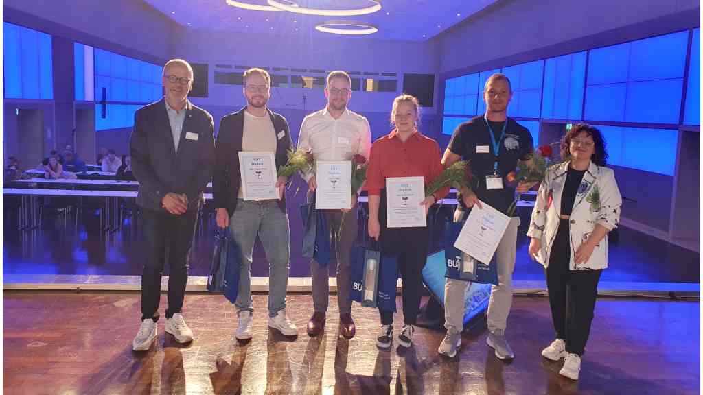 Gleich vier FOT-Diplome vergaben Ingo Pfefferkorn (l.) und Alexandra Reim (r.) in diesem Jahr an den OT-Nachwuchs. Foto: BIV-OT/Engelbrecht