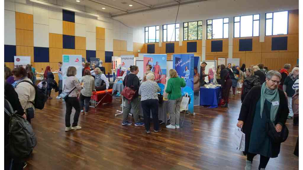 Bei der Ausstellung konnten sich ­Betroffene über neue Produkte informieren und in den direkten Austausch mit den Ausstellern gehen. Foto: Lipödem-Gesellschaft e. V.