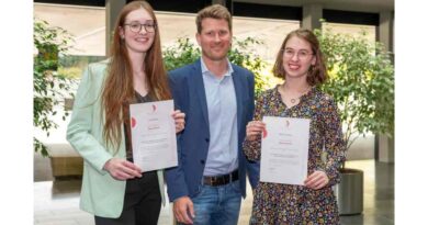 Jula Müller (l.) und Rike Zurheide freuen sich mit Fachlehrer Daniel Schulze Frenking über das Stipendium.