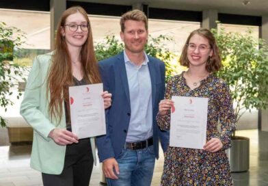 Jula Müller (l.) und Rike Zurheide freuen sich mit Fachlehrer Daniel Schulze Frenking über das Stipendium.