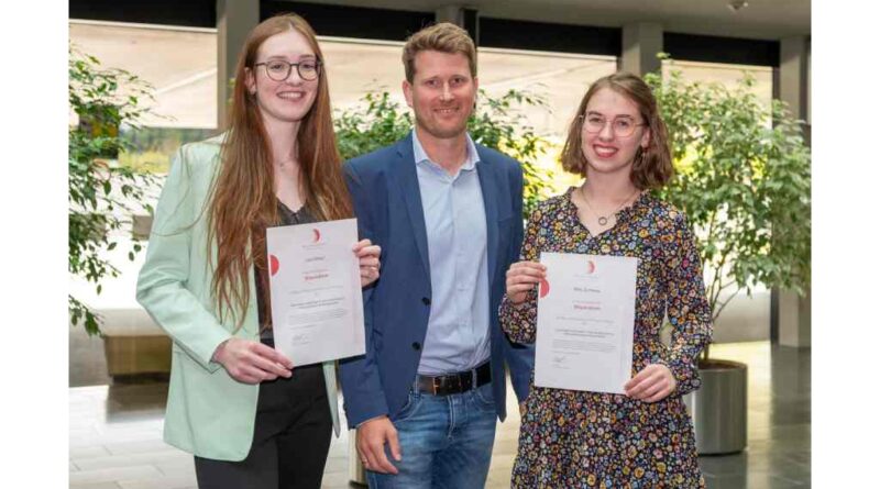 Jula Müller (l.) und Rike Zurheide freuen sich mit Fachlehrer Daniel Schulze Frenking über das Stipendium.