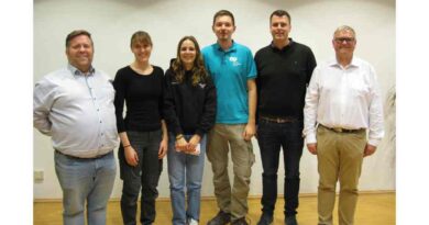 Eingerahmt von den Prüfern Lars Grun (l.) und Martin Münch (2. v. r.) sowie Pierre Halley (r.) ­feierten die drei Erstplatzierten (v. l.) Kenja Marleen Petersen, Lina Schweiker und Elias Wohlrab ihre Leistungen bei den Deutschen Meisterschaften.