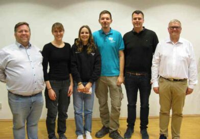 Eingerahmt von den Prüfern Lars Grun (l.) und Martin Münch (2. v. r.) sowie Pierre Halley (r.) ­feierten die drei Erstplatzierten (v. l.) Kenja Marleen Petersen, Lina Schweiker und Elias Wohlrab ihre Leistungen bei den Deutschen Meisterschaften.