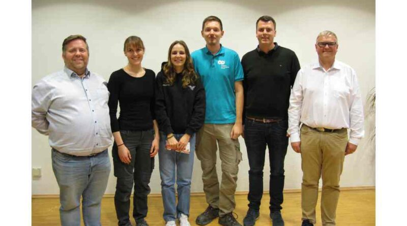 Eingerahmt von den Prüfern Lars Grun (l.) und Martin Münch (2. v. r.) sowie Pierre Halley (r.) ­feierten die drei Erstplatzierten (v. l.) Kenja Marleen Petersen, Lina Schweiker und Elias Wohlrab ihre Leistungen bei den Deutschen Meisterschaften.