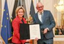 Wirtschaftsministerin Dr. Nicole Hoffmeister-Kraut ehrt Joachim Glotz mit der Wirtschaftsmedaille des Landes Baden-Württemberg.