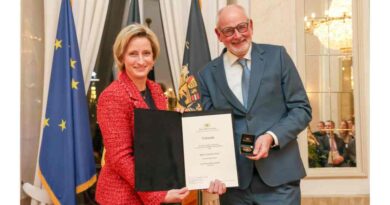 Wirtschaftsministerin Dr. Nicole Hoffmeister-Kraut ehrt Joachim Glotz mit der Wirtschaftsmedaille des Landes Baden-Württemberg.