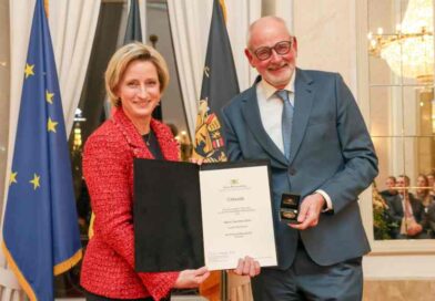 Wirtschaftsministerin Dr. Nicole Hoffmeister-Kraut ehrt Joachim Glotz mit der Wirtschaftsmedaille des Landes Baden-Württemberg.