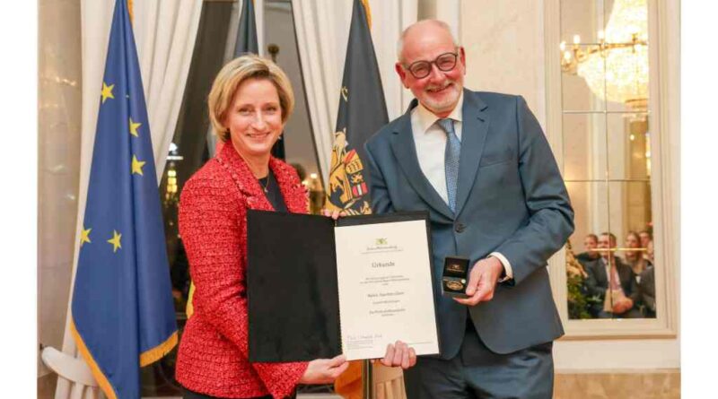 Wirtschaftsministerin Dr. Nicole Hoffmeister-Kraut ehrt Joachim Glotz mit der Wirtschaftsmedaille des Landes Baden-Württemberg.