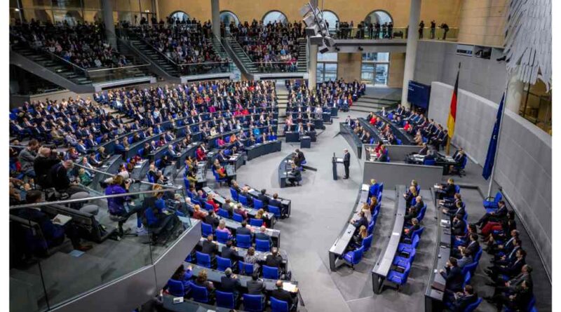 Der Bundestag wird kleiner: Durch die Wahlrechtsreform wird es 2025 weniger Sitze im ­Bundestag geben. Dadurch könnten auch einige Gesundheitspolitiker ihr Mandat verlieren.