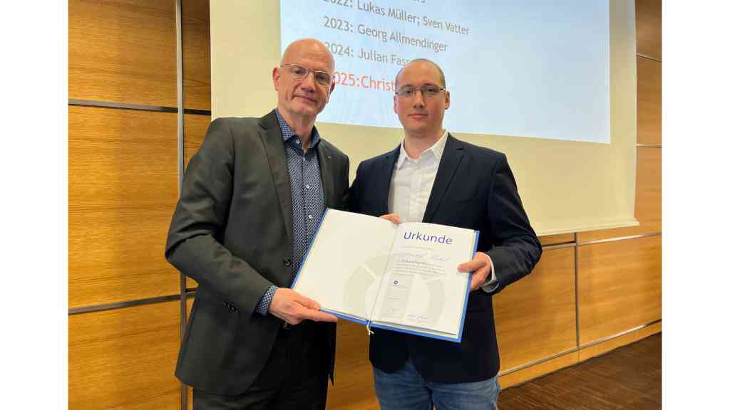 Alf Reuter (l.) gratulierte Christof Henkel zur besten Patientenversorgung im Rahmen der Bufa-Abschlussprüfungen. Foto: BIV-OT/Blatt