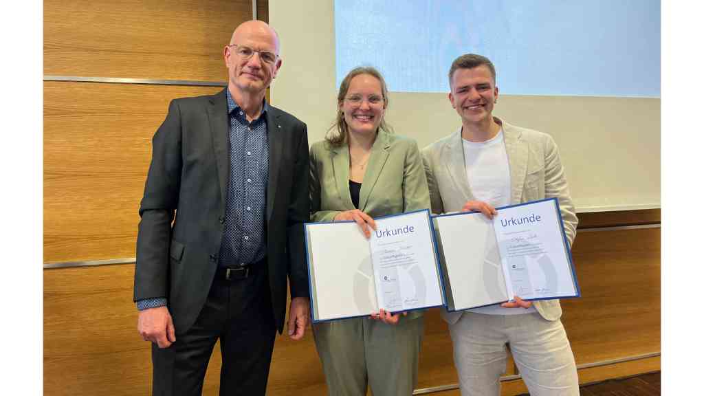 Mareen Köster und Stefan Dirks (r.) erhielten aus den Händen von Alf Reuter den Zukunftspreis der Jahrgangbesten überreicht. Foto: BIV-OT/Blatt