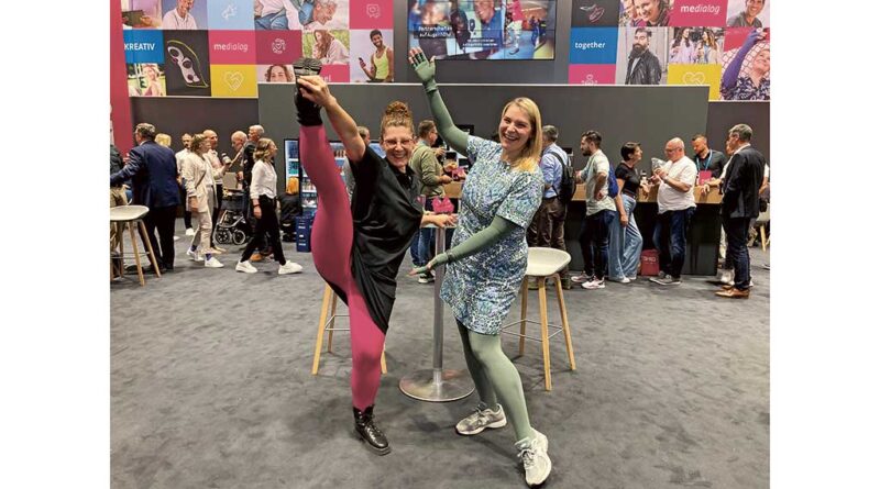 Auf der OTWorld 2024 war Jana Crämer (links) gemeinsam mit Influencer-Kollegin ­Caroline Sprott zu Gast – natürlich in ihrer Lieblingskompressionsfarbe Magenta.