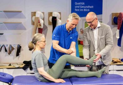 Orthopädietechnik-Meister Stefan Klör (Mitte) und Prof. Dr. Gerd Lulay, Chefarzt der Chirurgischen Klinik II: Gefäß- und Endovaskularchirurgie am Klinikum Rheine, verdeutlichten auf der OTWorld 2024, wie wichtig die interdisziplinäre Zusammenarbeit in der Kompressionstherapie bei Lymphödem-Patienten wie Katrin Rammin ist.