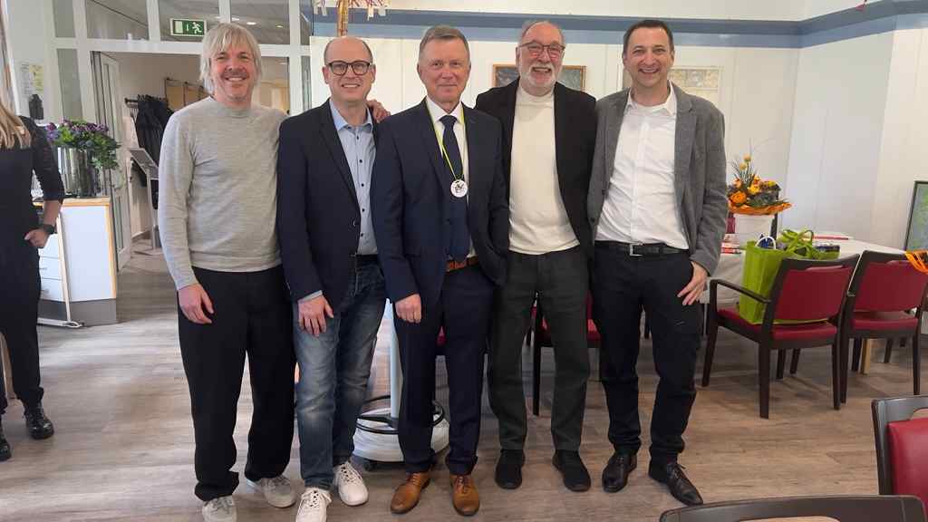 Nahmen den scheidenden Direktor in ihre Mitte: (v. l.) Thomas Stief, Tino Sprekelmeyer, Bernhard Greitemann, Jürgen Stumpf und Michael Volkery. Foto: BIV-OT/Abel