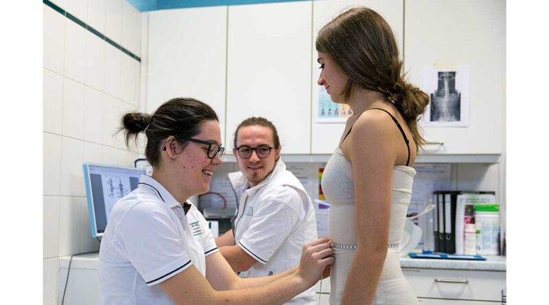 Vor dem Scan nimmt Miriam Bommer zwecks Dokumentation und Kontrolle die Maße von Nathalie.
